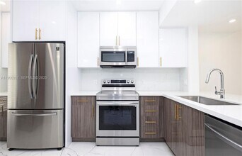 16697 Hemingway Dr in Weston, FL - Building Photo - Building Photo