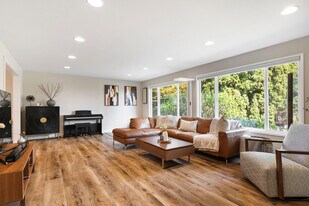 13829 NE 74th St in Redmond, WA - Building Photo