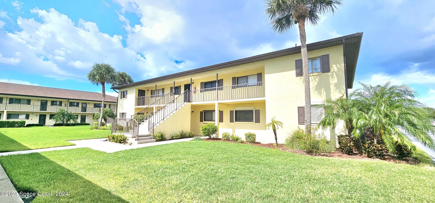 325 S Banana River Blvd in Cocoa Beach, FL - Building Photo