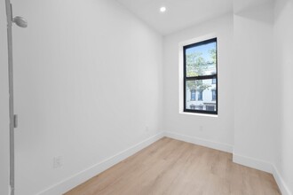 1662 Cornelia St in Queens, NY - Building Photo - Building Photo