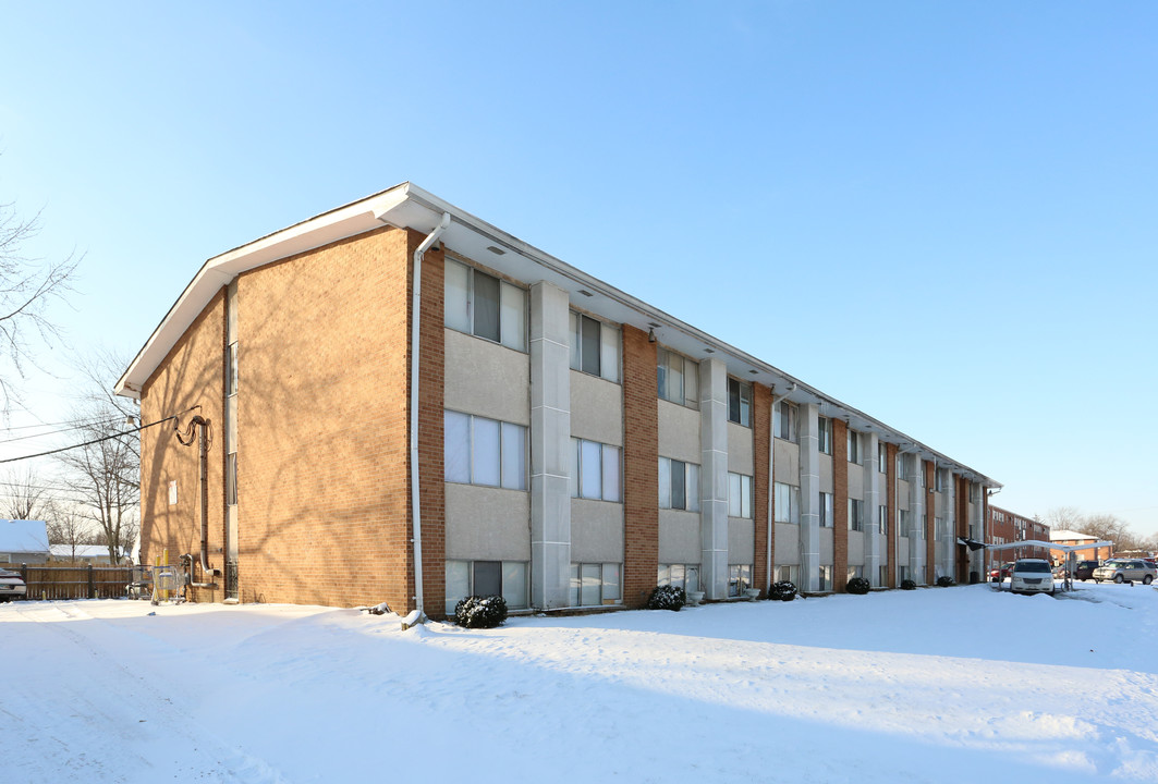 Coves at Columbus on Hilton Avenue in Columbus, OH - Building Photo