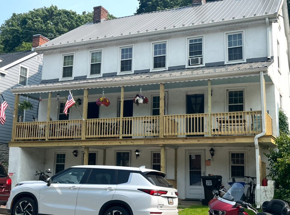 16 East Main Street, Unit Apt. B in Railroad, PA - Foto de edificio