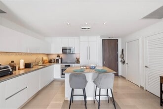 88 SW 7th St in Miami, FL - Building Photo - Building Photo