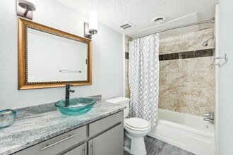 5560 Medical Center Apartments in Oklahoma City, OK - Foto de edificio - Building Photo