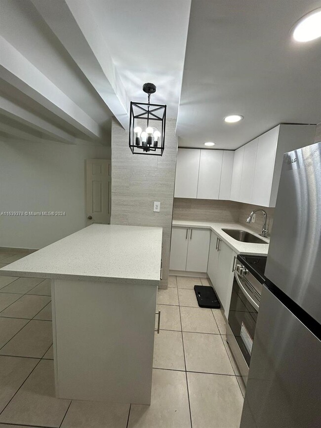 1810 NW 34th St-Unit -01 in Miami, FL - Foto de edificio - Building Photo