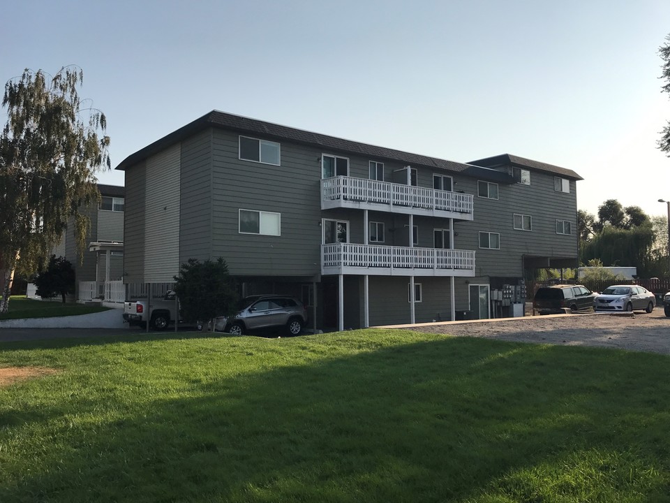 Kamden Terrace in Kennewick, WA - Building Photo