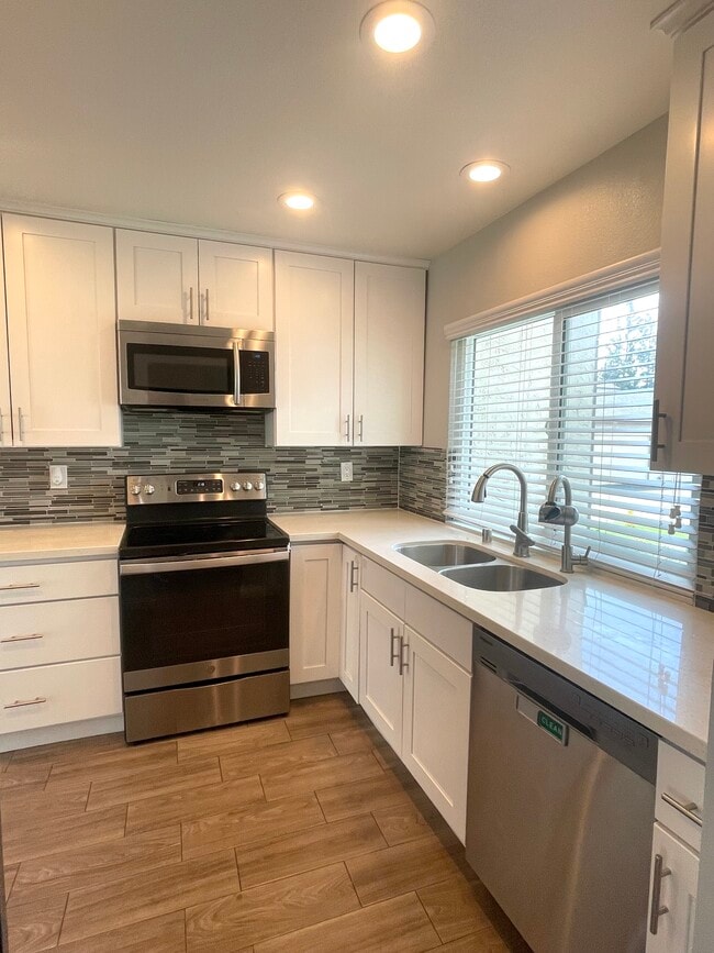 1325 Cheltenham Ln in La Habra, CA - Foto de edificio - Building Photo