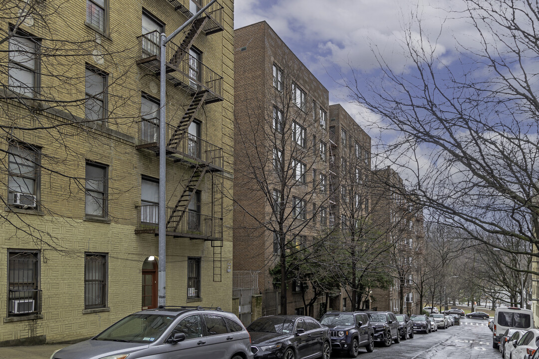 580 W 215th St in New York, NY - Building Photo