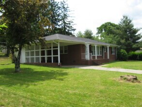 307 Oak Grove Rd in East Flat Rock, NC - Foto de edificio - Building Photo