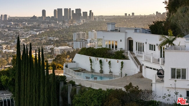 8527 Hedges Way in Los Angeles, CA - Building Photo - Building Photo