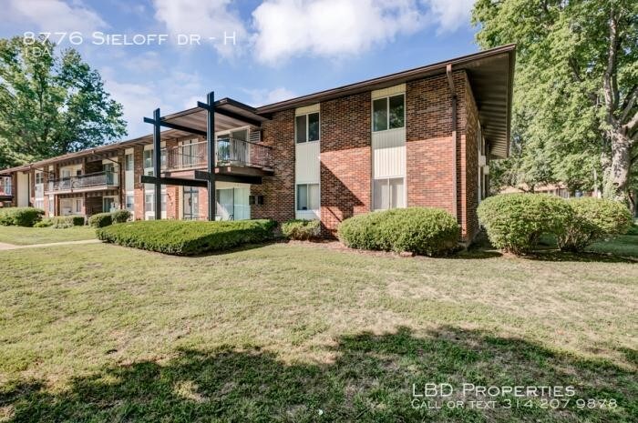 8776 Sieloff Dr in Hazelwood, MO - Building Photo