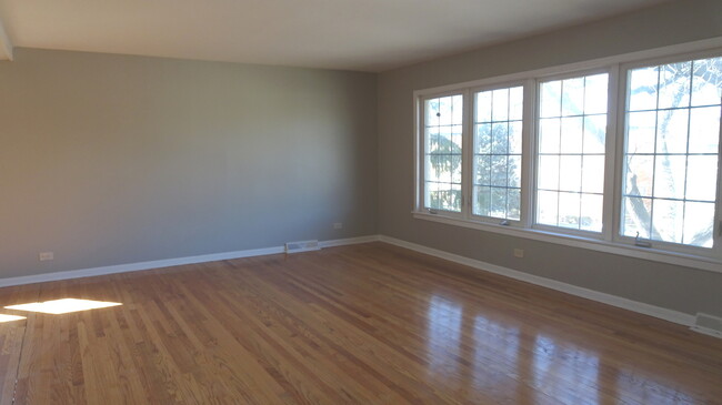 3315 W Columbia Ave in Lincolnwood, IL - Building Photo - Building Photo