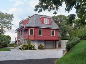 2 Sun Ct in Hampton Bays, NY - Building Photo