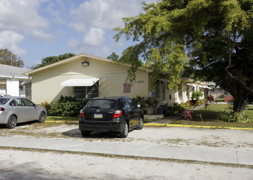 Klee Apartments in Miami, FL - Building Photo