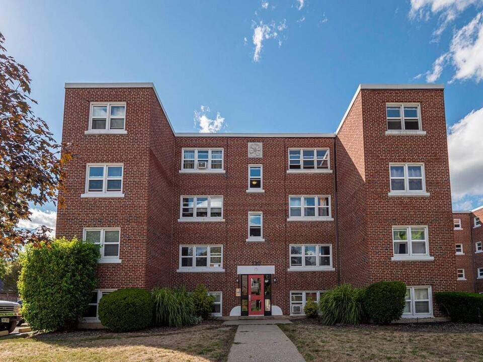 Park Manor in Brantford, ON - Building Photo
