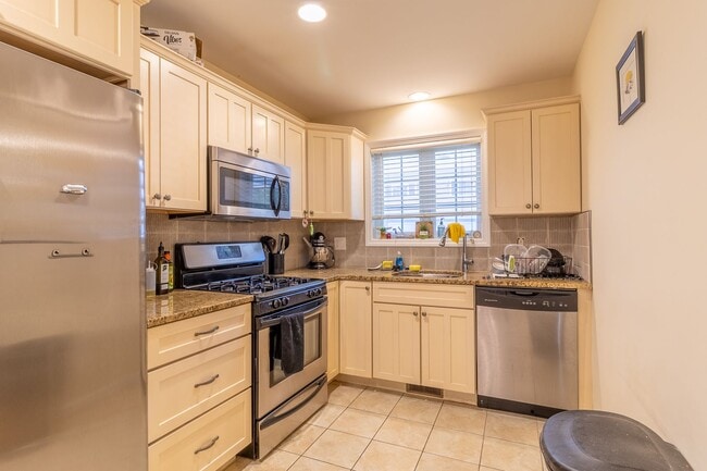 330 Crystal Ave in New London, CT - Building Photo - Building Photo