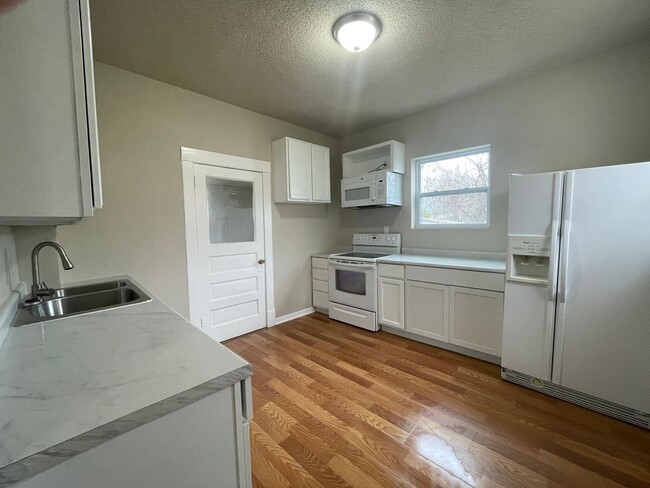 110 S 5th Ave W in Newton, IA - Building Photo - Building Photo