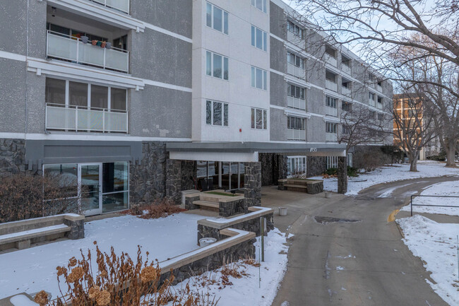 York of Edina Condominium in Edina, MN - Building Photo - Building Photo