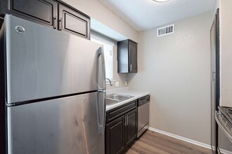 531 Bedford Rd in Bedford, TX - Foto de edificio - Building Photo