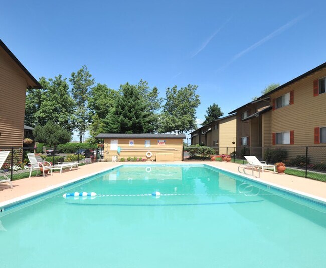 Hood Village Apartments in Gresham, OR - Foto de edificio - Building Photo