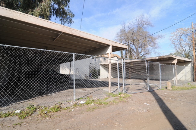 3020 E Washington Ave in Fresno, CA - Building Photo - Building Photo