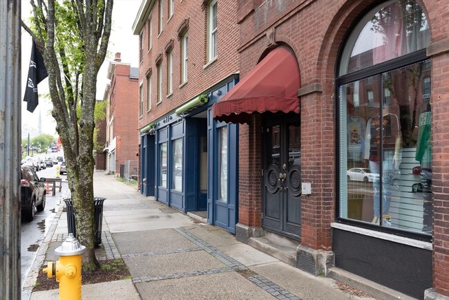 300 Main St in Southbridge, MA - Building Photo - Building Photo