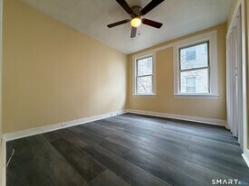 330 Hollister St in Stratford, CT - Building Photo