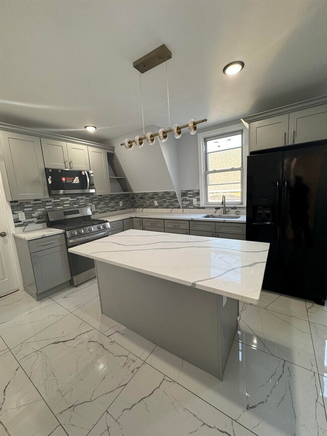 321 Avenue C in Bayonne, NJ - Building Photo - Building Photo