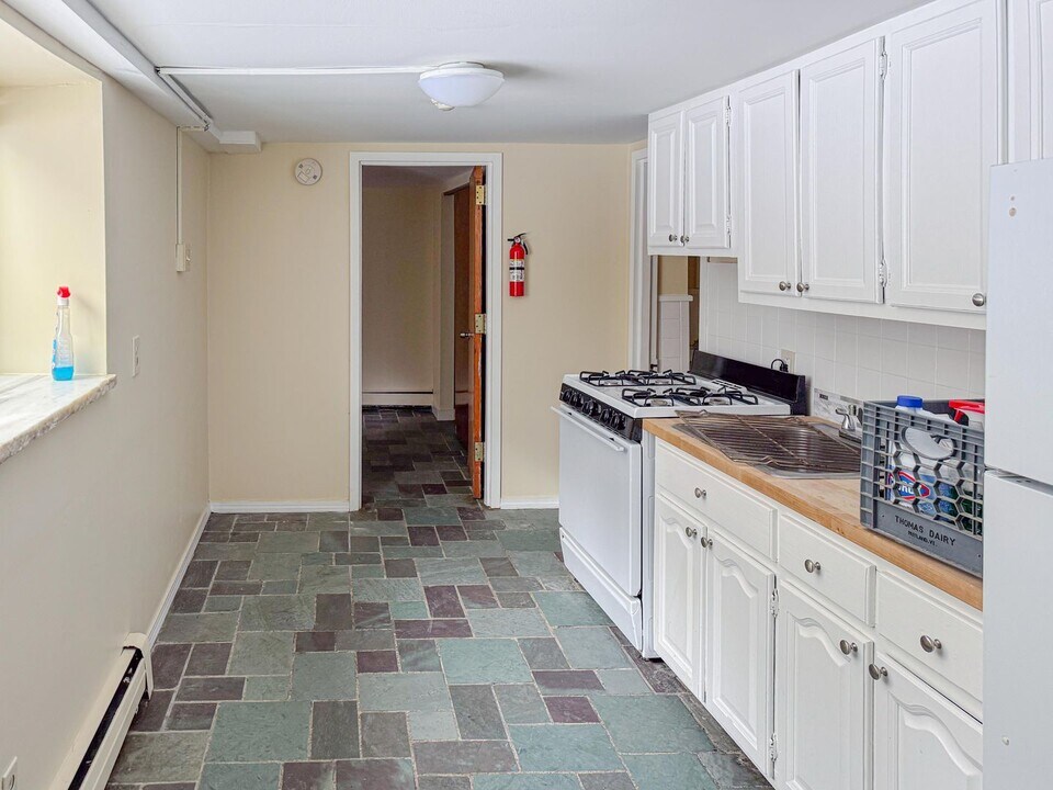 1022 US-4 in Rutland, VT - Building Photo