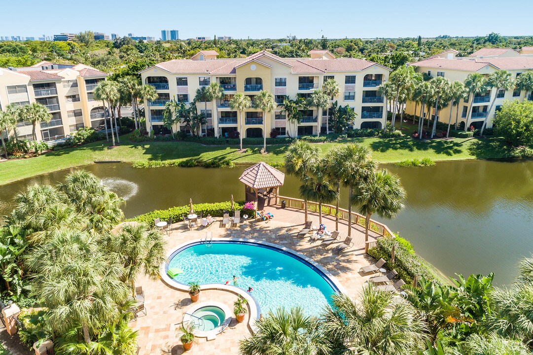 500 Uno Lago Dr-Unit -303 in North Palm Beach, FL - Building Photo