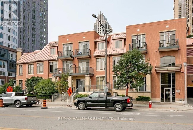320-320 City Centre Dr in Mississauga, ON - Building Photo - Building Photo