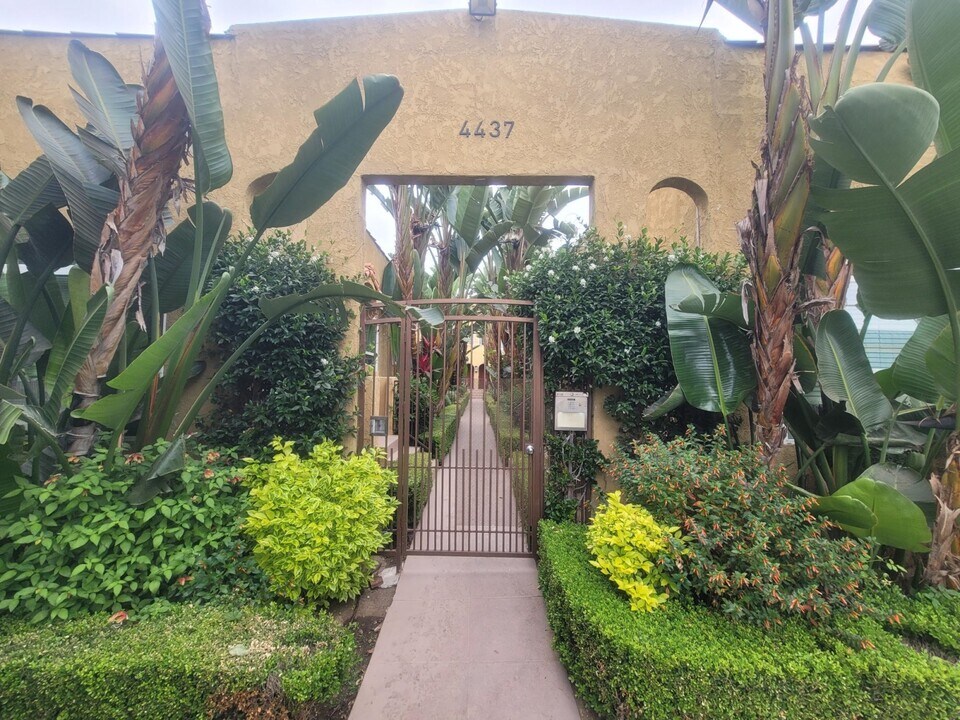 4437-4441 3/4 Willow Brook Ave. in Los Angeles, CA - Building Photo