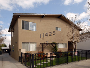 11425 Cumpston St in North Hollywood, CA - Foto de edificio - Building Photo