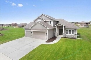 516 SE Linden Dr in Blue Springs, MO - Building Photo