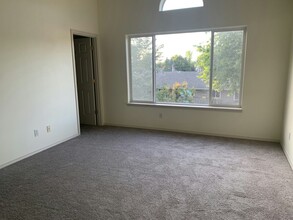1367 NE Birkshire Ct in Hillsboro, OR - Building Photo - Building Photo
