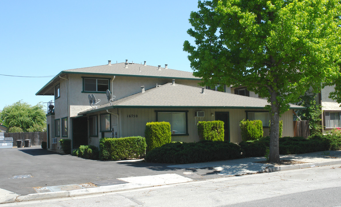 16750 Barnell Ave in Morgan Hill, CA - Foto de edificio