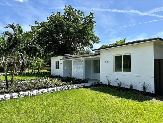 12127 NE 7th Ave in North Miami, FL - Foto de edificio - Building Photo