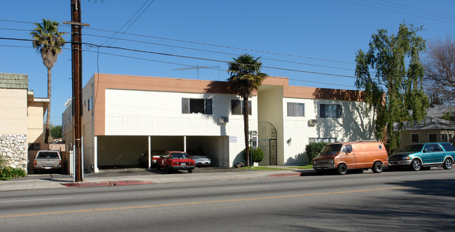 14825 Vanowen St in Van Nuys, CA - Building Photo - Building Photo