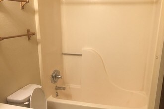 614 Cantebury Dr, Unit B in Warrensburg, MO - Building Photo - Building Photo