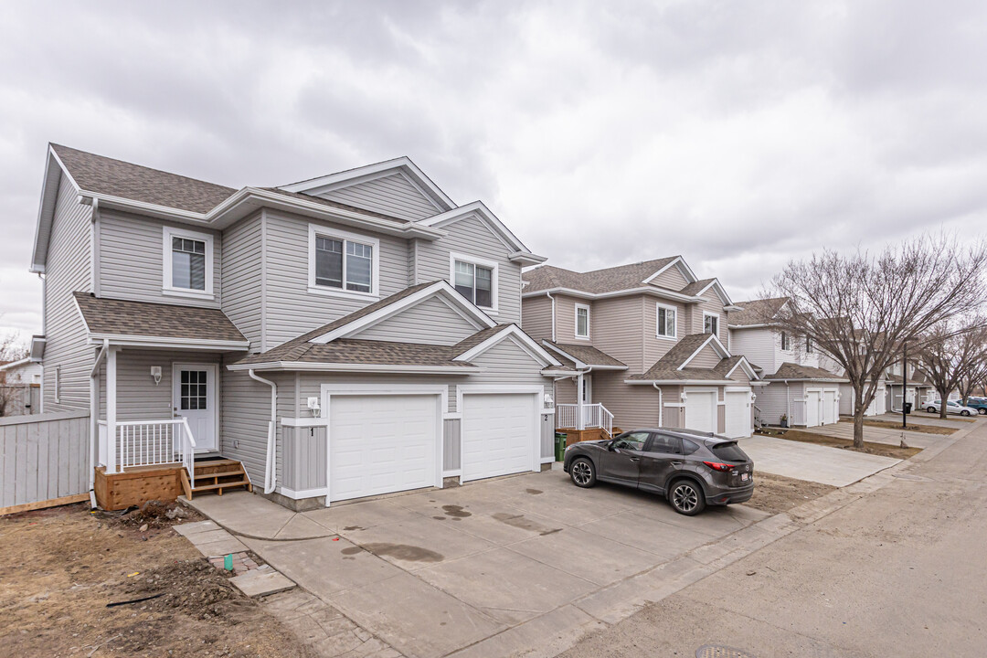 Summerhill Meadows in Edmonton, AB - Building Photo