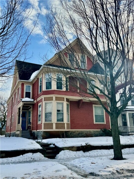 123 Comfort St in Rochester, NY - Foto de edificio