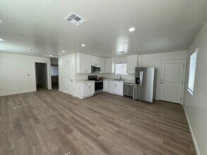 916 W Perdew Ave in Ridgecrest, CA - Building Photo - Building Photo