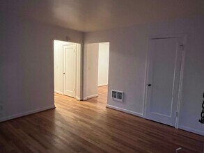 5209 E Burnside St in Portland, OR - Building Photo - Building Photo