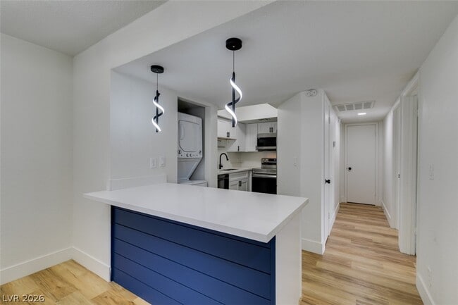 5701 Smoke Ranch Rd in Las Vegas, NV - Building Photo - Building Photo