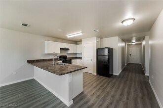 2824 NW 21st Pl in Cape Coral, FL - Foto de edificio - Building Photo