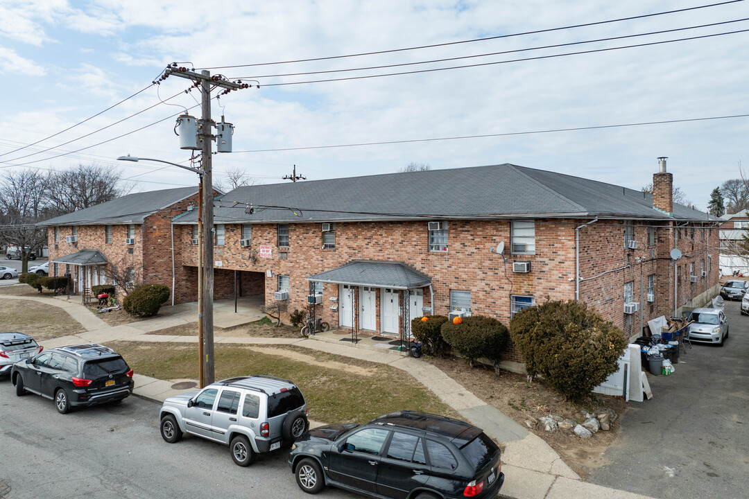 21 Old Mill Rd in Baldwin, NY - Building Photo