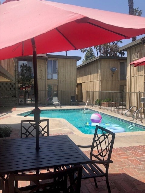 Woodhaven Apartments in Van Nuys, CA - Building Photo - Building Photo