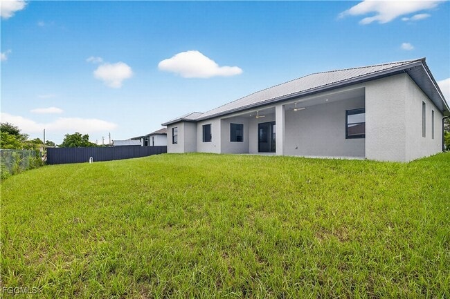 801 Douglas Ave N in Lehigh Acres, FL - Foto de edificio - Building Photo