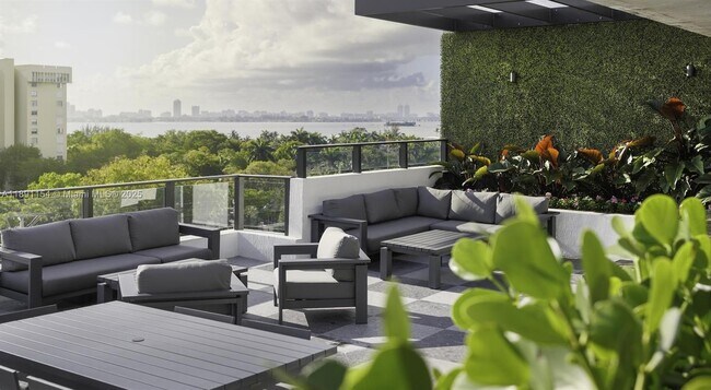 11200 Biscayne Blvd in Miami, FL - Foto de edificio - Building Photo