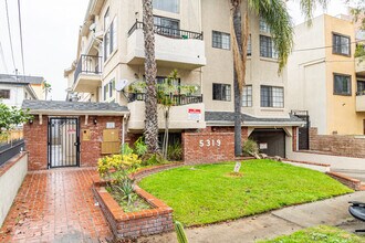 5319 Cartwright Ave in North Hollywood, CA - Foto de edificio - Building Photo